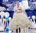 Váy cưới làm từ 2.000 quả bóng bay