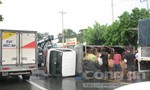 Xe tải “phơi bụng” gây tai nạn liên hoàn