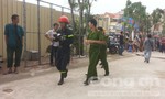 Cảnh sát giải cứu hàng chục người khỏi chung cư bị cháy