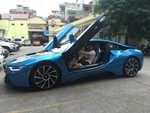 Xe BMW i8 màu xanh ngọc duy nhất ở Việt Nam ‘chưa kịp chạy rốt-đa’ đã bị tông vỡ đầu