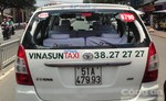 “Xe mù” tông xe taxi vỡ kính
