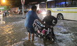Người dân Biên Hòa bì bõm tìm đường về nhà trong cơn mưa chiều tối