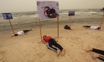 Dân Gaza úp mặt lên cát tưởng niệm cậu bé chết trên đường di cư