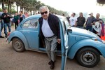 Tổng thống nghèo nhất thế giới lái xe con bọ VW