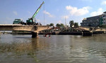 Tháo dỡ cầu Đúc, một xe cẩu rơi xuống sông