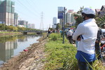 Thi thể phụ nữ đang phân hủy tại kênh dọc xa lộ Hà Nội