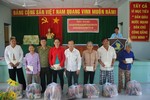 Báo Công an TP.HCM tặng quà tết cho đồng bào nghèo tỉnh Bến Tre