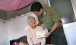 Báo CATP thăm, tặng quà tết đến mẹ Việt Nam anh hùng tại Bến Tre