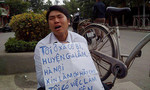 Nam thanh niên quỳ gối xin việc trước cổng Đài Truyền hình Việt Nam