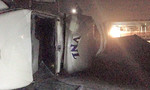 Tàu lửa tông xe container lật xuống vệ đường trong đêm