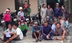 Nhiều ngư dân tập trung trước Trạm Bảo vệ nguồn lợi thủy sản La Gi để phản đối