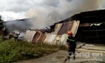 Cháy lớn tại xưởng chứa vải rộng 200 mét vuông