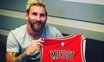 Messi khoe áo đấu của… Messi