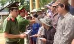 Báo CATP cùng nhà hảo tâm hỗ trợ bà con vùng lũ Quảng Bình