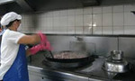 TP.HCM: Nhiều bếp ăn tập thể bị xử phạt vì cống rãnh khu nhà bếp gây mất vệ sinh