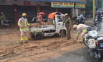 CSGT dầm mưa dọn đất rơi vãi trên đường phố Sài Gòn