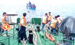 Lai dắt một tàu cá Quảng Ngãi bị nạn trên biển vào bờ an toàn