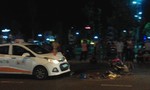 Taxi chạy lấn trái đường tông 3 cha con bị thương nặng