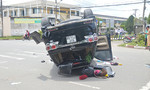 Xe tải tông ô tô lật ngửa trên đường phố Sài Gòn