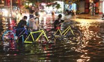 Phú Yên: Vừa ngớt mưa, đường biến thành sông