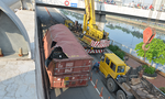 Hơn 7 giờ ‘giải cứu’ xe container bị lật trên cầu ở Sài Gòn