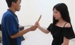 Thiếu nữ "tuổi teen" tước dao khỏi tay tên cướp trong nhà vệ sinh giữa Sài Gòn