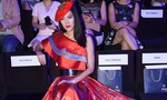 Hoa hậu Hoàn vũ Singapore lộng lẫy trên thảm đỏ Vietnam International Fashion Week