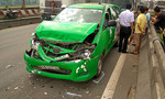 TP.HCM: Xe taxi bị tông móp đuôi, bể đầu trên quốc lộ