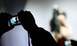 Nữ nhân viên Bộ Nội vụ Bỉ bị đình chỉ vì chụp ảnh nude tại nơi làm việc