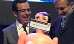 Chile “nóng” chuyện bộ trưởng kinh tế được tặng búp bê tình dục