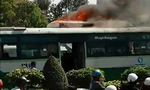 Xe buýt đang chạy bốc cháy trên đường phố Sài Gòn