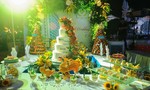 Bàn tiệc cưới với bánh ngọt qua bàn tay các bếp trưởng 5 sao