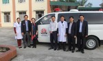 Trao 2 xe cứu thương cho hai tỉnh Nghệ An và Hà Tĩnh