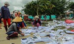 Bình Định: Bà con đem giấy tờ, sách vở ra UBND xã phơi khô