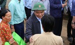 Thủ tướng Nguyễn Xuân Phúc đến vùng lũ thăm hỏi người dân