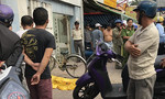 Người đàn ông đi xe đạp gục chết trên đường phố Sài Gòn