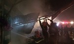 Cửa hàng sửa chữa xe máy bốc cháy dữ dội trong đêm