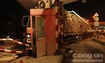 Xe tải chở gỗ tươi tông sập phòng vé trạm thu phí