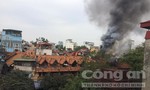 Dãy nhà cũ ở phố Phùng Hưng bốc cháy dữ dội lúc giữa trưa