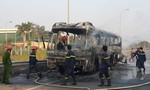 Xe khách bốc cháy ngùn ngụt trên Đại lộ, 40 hành khách thoát chết