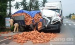 Xe container ‘hôn’ đuôi xe tải, tài xế thoát chết trong gang tấc
