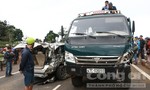 Xe ô tô bị xe tải kéo lê hàng chục mét, 5 người thoát chết