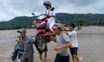 Nhóm thanh niên 'đưa kiệu' nữ sinh cùng xe máy vượt lũ