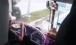 Đuổi việc tài xế vừa ăn mỳ, vừa điều khiển xe khách gây bức xúc dư luận