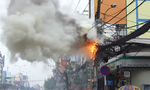 Trụ điện cháy rực trên đường phố Sài Gòn
