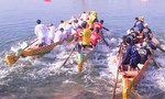 Người dân vùng lũ mở hội đua thuyền trên dòng Thạch Hãn