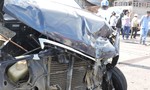 Xe ô tô 12 chỗ bị “thổi bay” lên dải phân cách, hai tài xế bị thương nặng