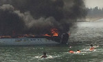 Ca nô cao tốc chở du khách cháy dữ dội ở cảng Cửa Đại