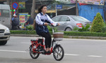 Học sinh, sinh viên đi xe đạp điện 'phớt lờ' luật giao thông