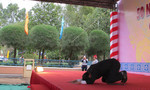 Trưởng đoàn Bảo tàng hòa bình Hàn Quốc quỳ tạ lỗi tại Lễ tưởng niệm 50 năm thảm sát Bình An
